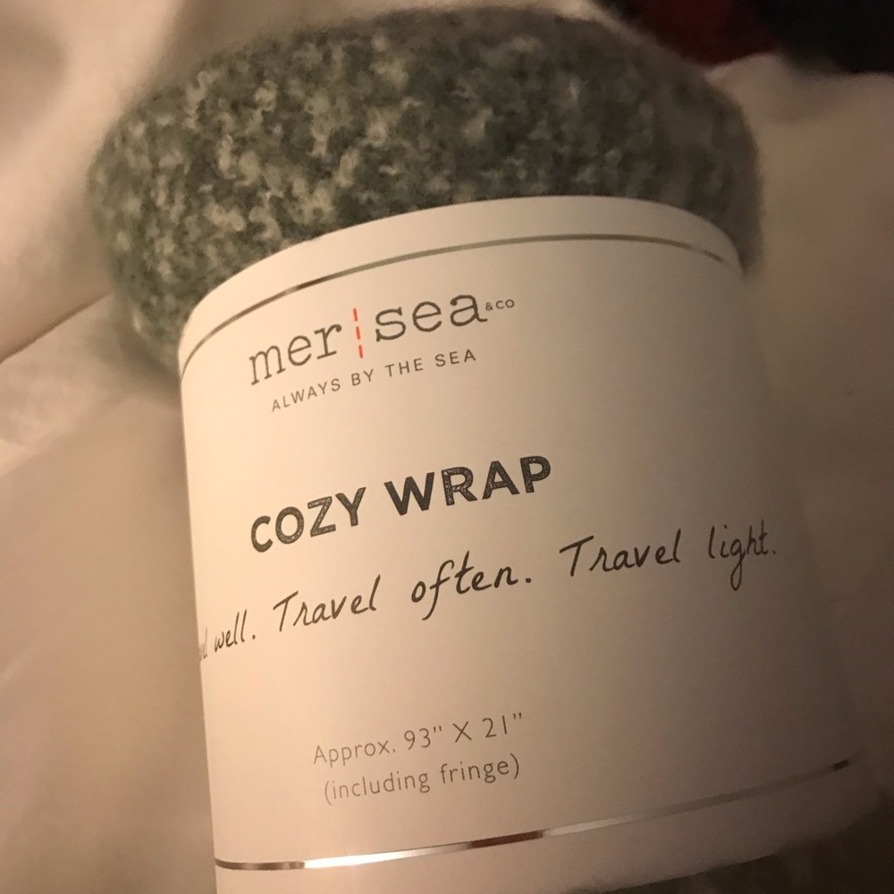 🆕 NWT MerSea cozy wrap from the 2017 FFF fall box